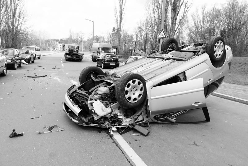 Перевёрнутый автомобиль после ДТП